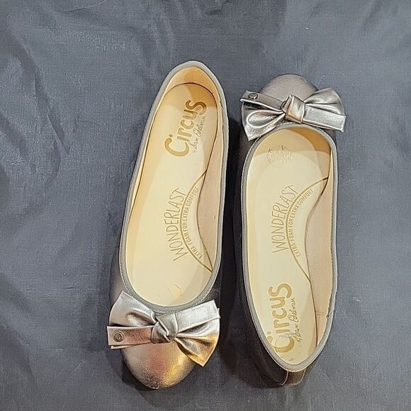 CIRCUS BY SAM EDELMAN WOMEN"S SILVER LOGO CARMEN ROUND TOE SLIP ON FLATS - Picture 5 of 14